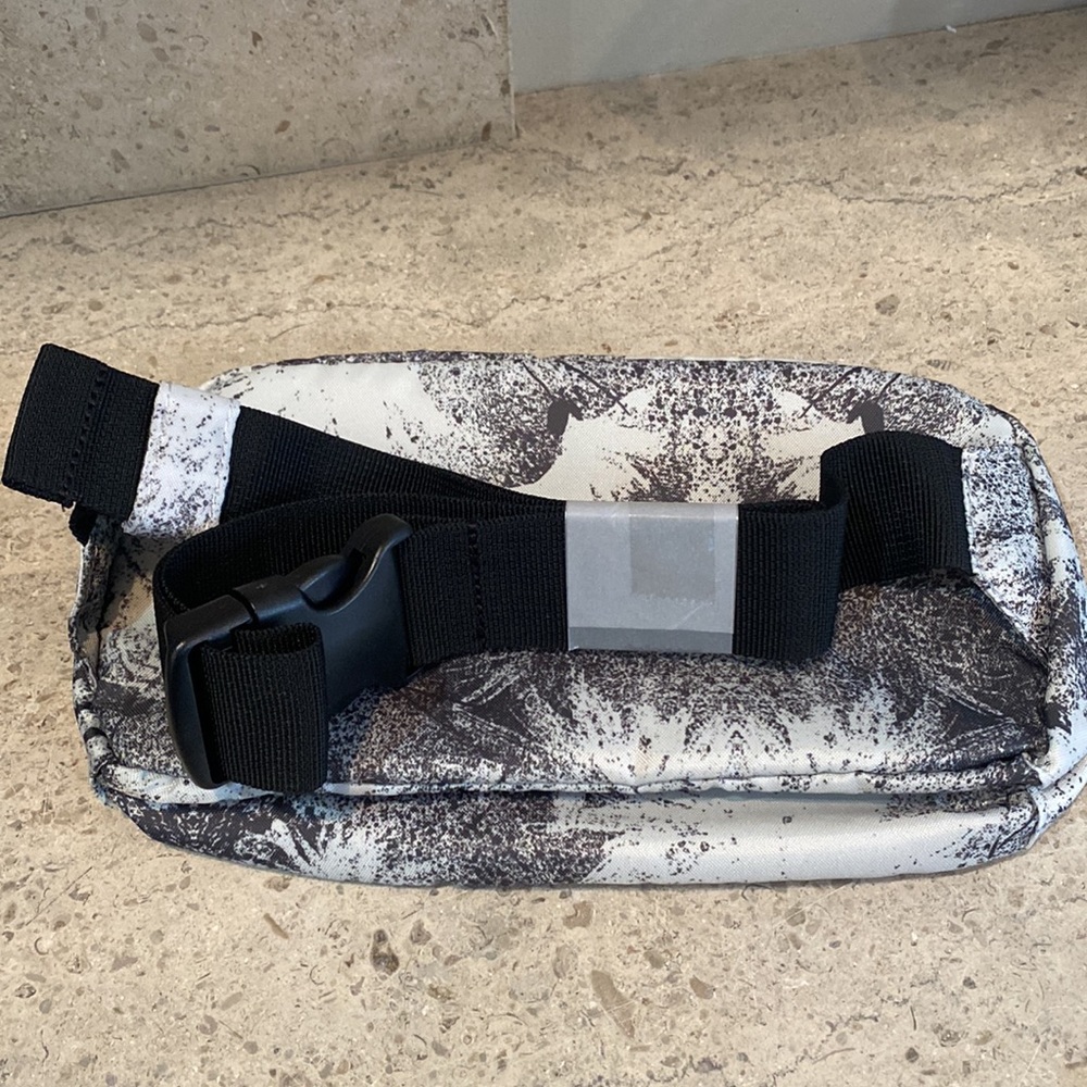 Levi’s Hip Sack/Crossbody Bag - Picture 5 of 9